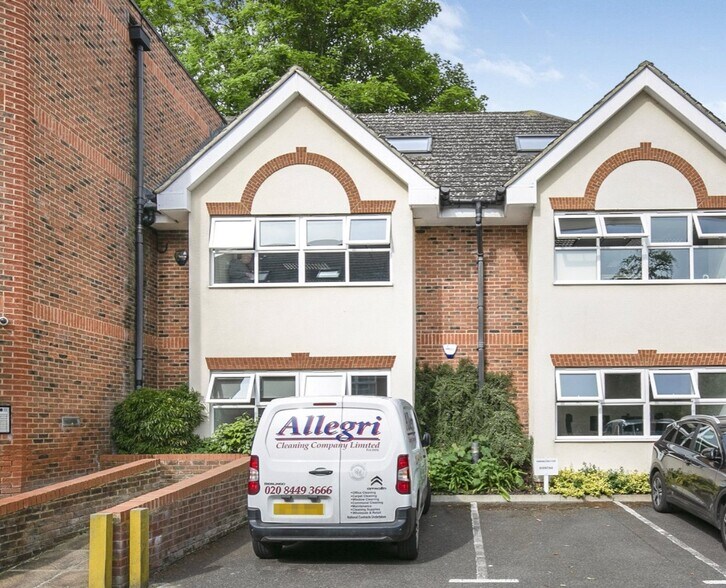 Moon Ln, Barnet en venta - Foto del edificio - Imagen 3 de 8