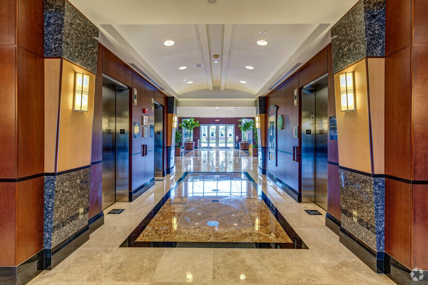 1300 Concord Ter, Sunrise, FL en alquiler - Lobby - Imagen 2 de 6