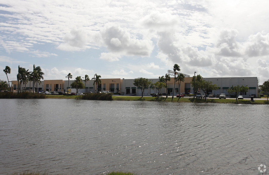 275-299 Bryan Rd, Dania Beach, FL en alquiler - Foto del edificio - Imagen 2 de 4