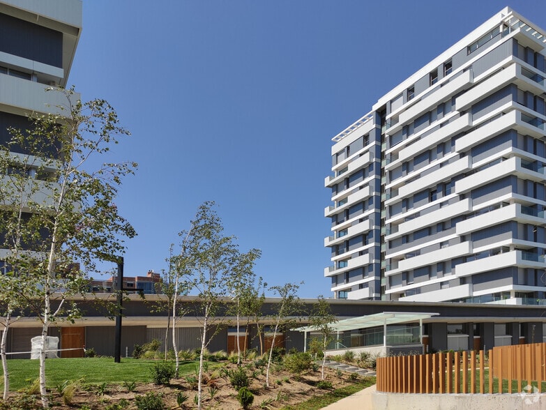 Edificio residencial en Madrid, Madrid en venta - Foto del edificio - Imagen 2 de 4