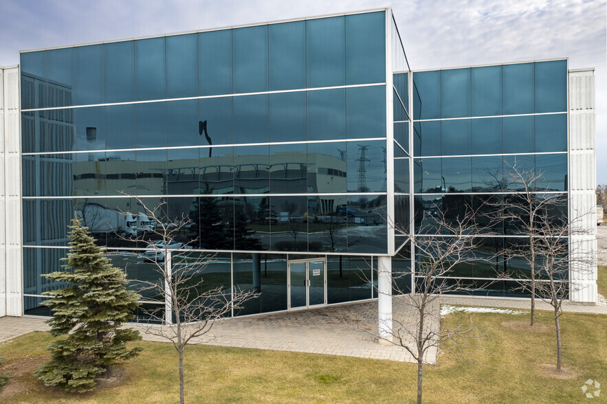 815 Intermodal Dr, Brampton, ON en alquiler - Foto del edificio - Imagen 3 de 6