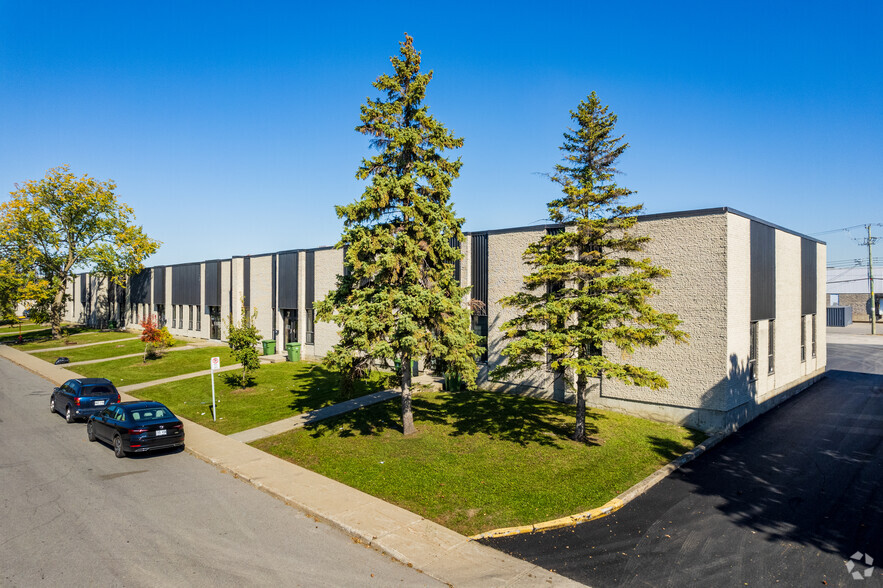 703-729 Av Meloche, Dorval, QC en alquiler - Foto principal - Imagen 2 de 14