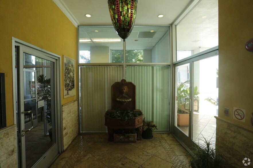 14242 Ventura Blvd, Sherman Oaks, CA en alquiler - Vestíbulo - Imagen 3 de 11