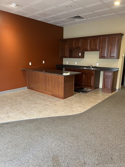 265 E Bell Dr, Warsaw, IN en alquiler - Foto del interior - Imagen 2 de 11