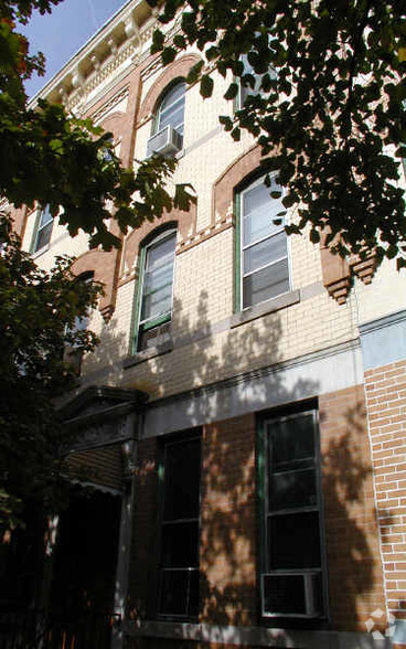 1825 Cornelia St, Ridgewood, NY en venta - Foto del edificio - Imagen 3 de 3