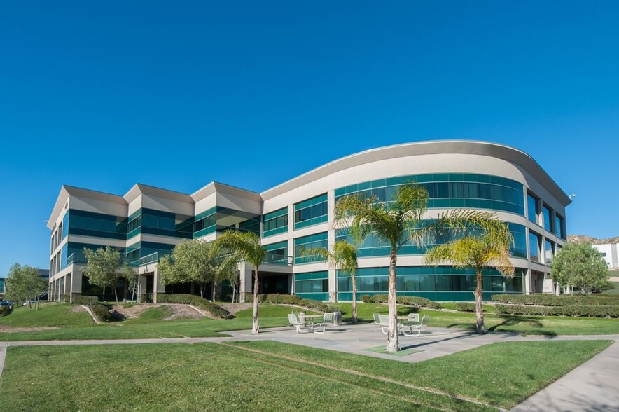 28470 Avenue Stanford, Santa Clarita, CA en alquiler - Foto del edificio - Imagen 1 de 29