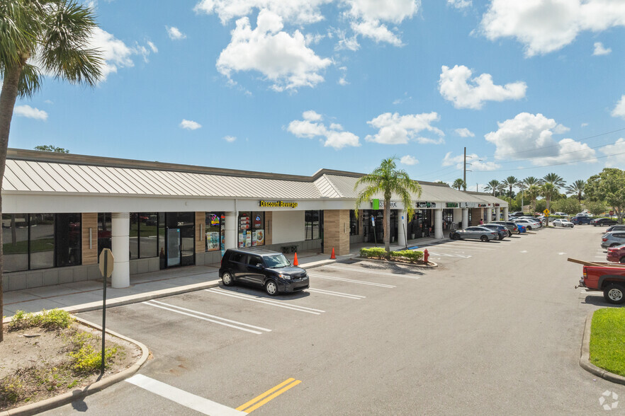 259-327 SE Port St Lucie Blvd, Port Saint Lucie, FL en alquiler - Foto del edificio - Imagen 2 de 12