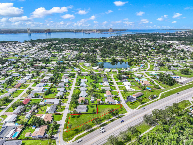 1407 Lincoln Ave, North Fort Myers, FL en venta - Foto del edificio - Imagen 1 de 12