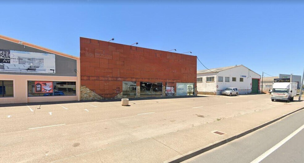 Nave en Roales en venta - Foto del edificio - Imagen 2 de 8
