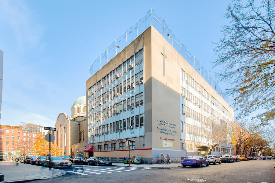 2 Taras Shevchenko Pl, New York, NY en alquiler - Foto del edificio - Imagen 1 de 3