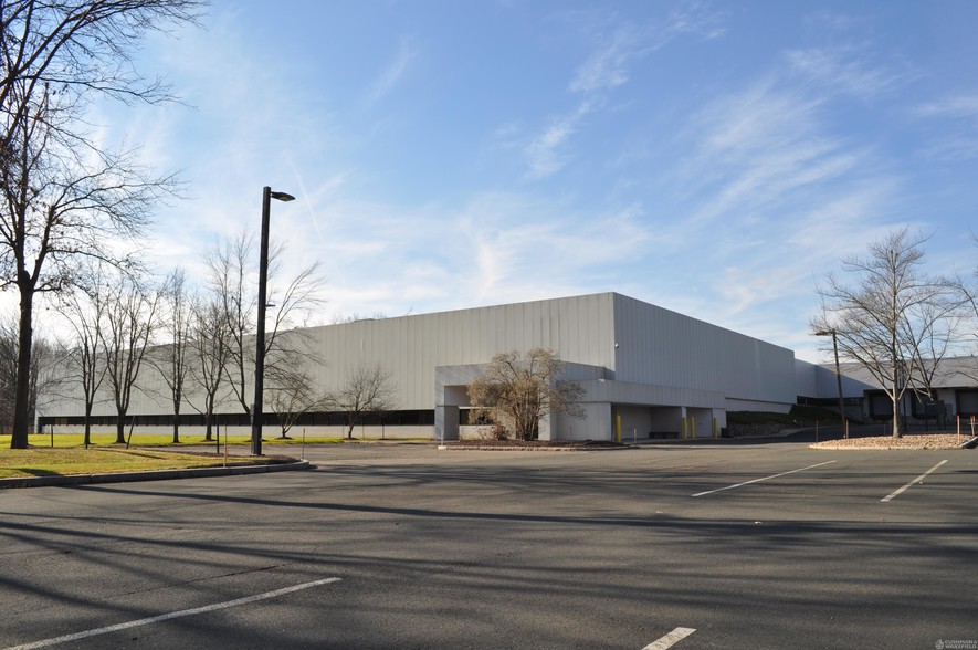 1300 Hall Blvd, Bloomfield, CT en venta - Foto del edificio - Imagen 2 de 13