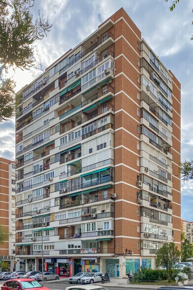 Edificio residencial en Madrid, Madrid en venta - Foto del edificio - Imagen 2 de 3