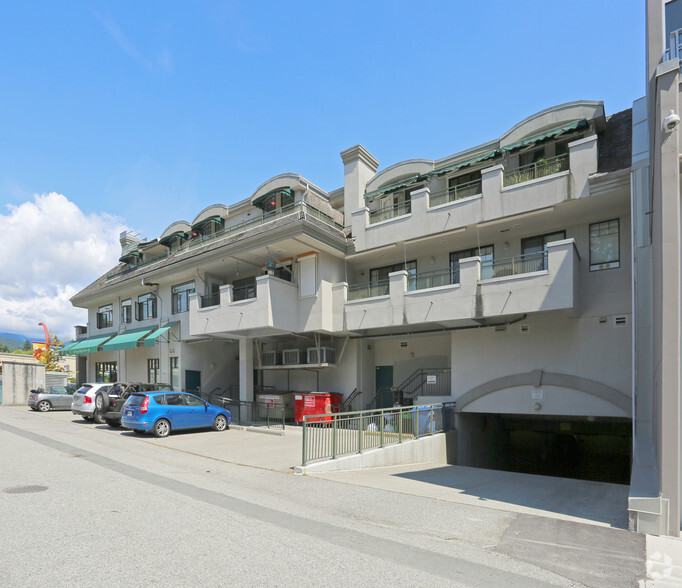 3065-3069 Edgemont Blvd, North Vancouver, BC en venta - Foto del edificio - Imagen 2 de 4