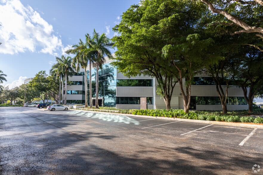 5775 Blue Lagoon Dr, Miami, FL en alquiler - Foto del edificio - Imagen 2 de 29