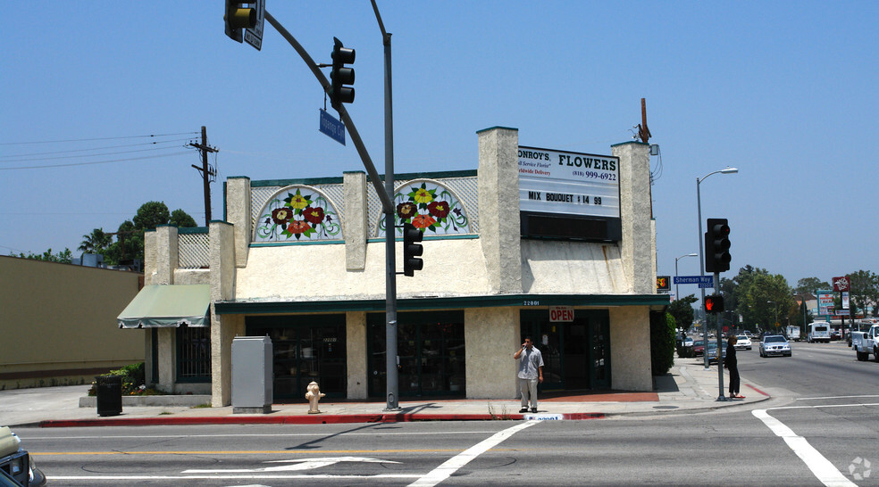 22001 Sherman Way, Canoga Park, CA en alquiler - Foto del edificio - Imagen 2 de 9