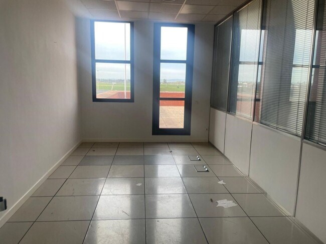 Más detalles de Calle Luis Fuentes Bejarano, S/N, SEVILLA - Oficina en alquiler