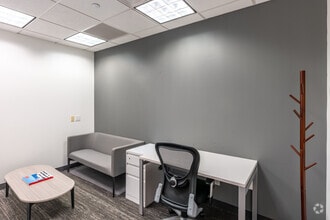 1325 Avenue of the Americas, New York, NY en alquiler Foto del edificio- Imagen 2 de 3