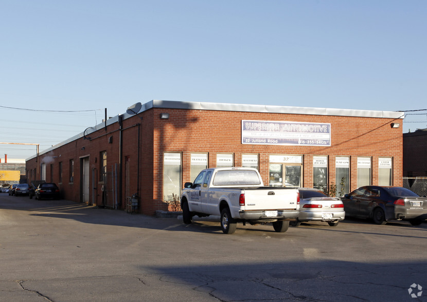 32 Jutland Rd, Toronto, ON en alquiler - Foto del edificio - Imagen 2 de 4