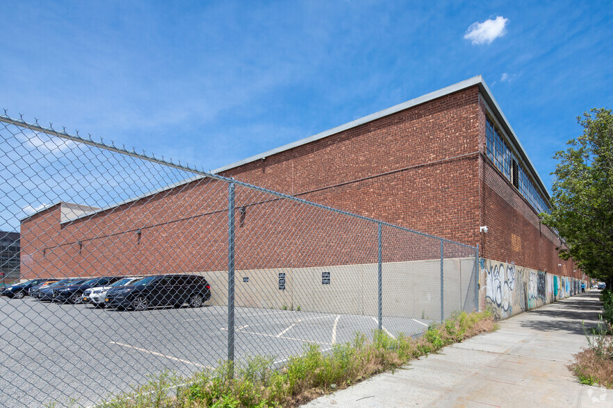 49-29 30th Pl, Long Island City, NY en alquiler - Foto del edificio - Imagen 1 de 4