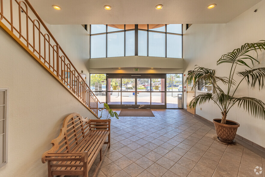 841 Kuhn Dr, Chula Vista, CA en venta - Lobby - Imagen 2 de 6