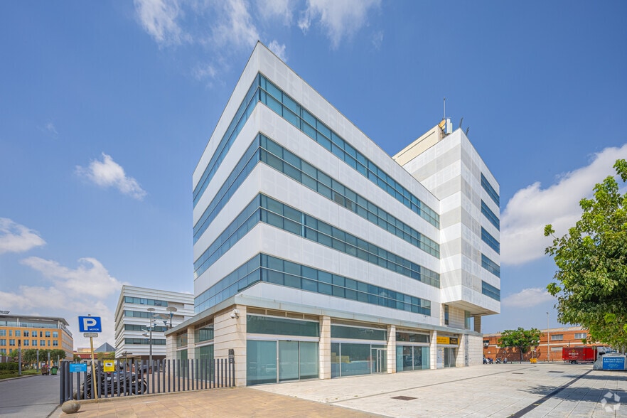 Carrer de Tirso de Molina, 3, Cornellà de Llobregat, Barcelona en alquiler - Foto del edificio - Imagen 2 de 4