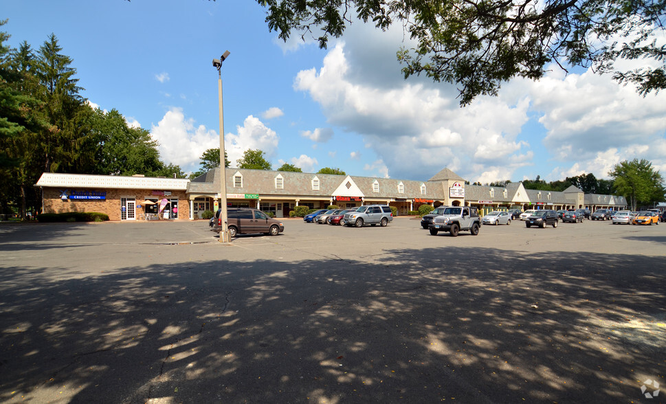 28 Wintonbury Mall, Bloomfield, CT en alquiler - Foto del edificio - Imagen 2 de 4