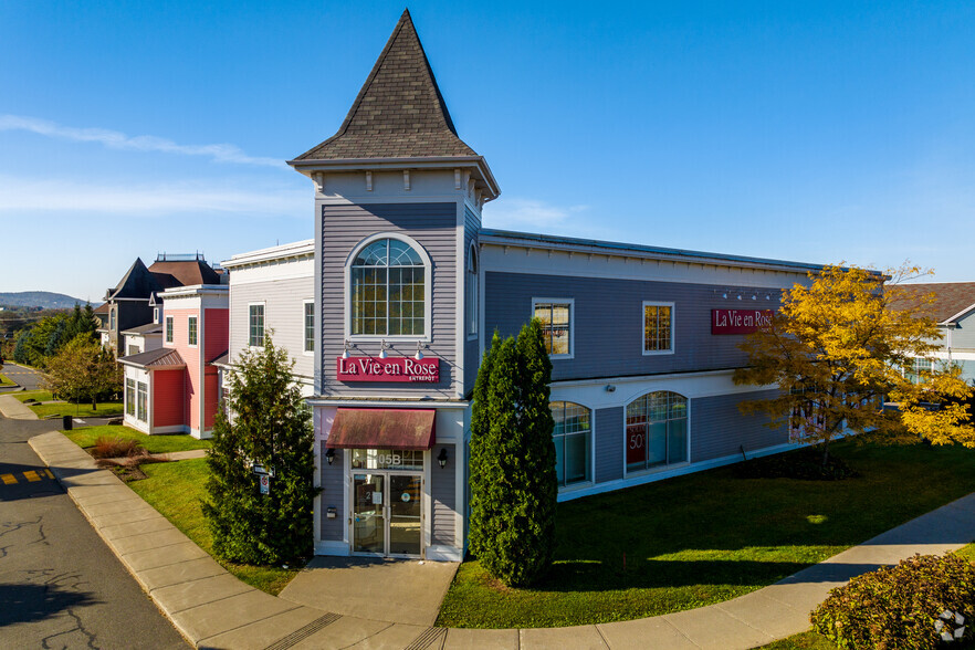 105 Boul Du Carrefour, Bromont, QC en alquiler - Foto del edificio - Imagen 3 de 9