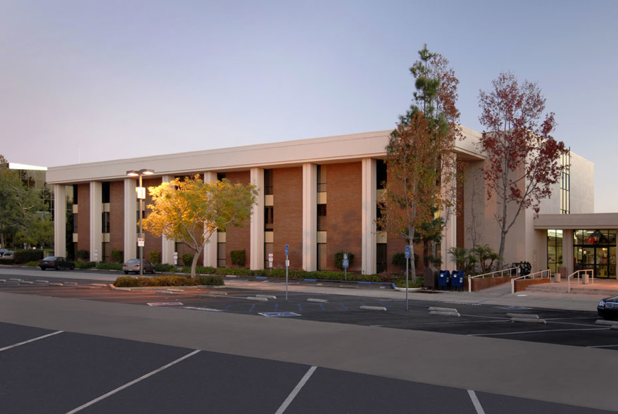 11100 Warner Ave, Fountain Valley, CA en alquiler - Foto del edificio - Imagen 2 de 8