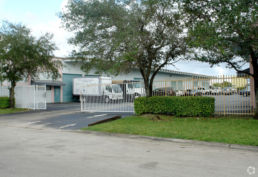 13081 NW 43rd Ave, Opa Locka, FL en alquiler - Foto del edificio - Imagen 3 de 11