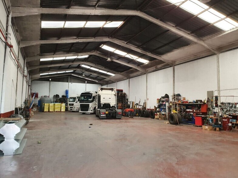 Nave en Dos Hermanas en venta - Foto del edificio - Imagen 2 de 12