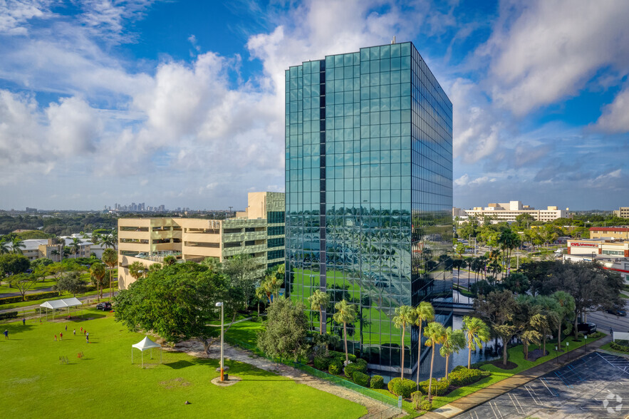 2400 E Commercial Blvd, Fort Lauderdale, FL en alquiler - Foto del edificio - Imagen 2 de 33