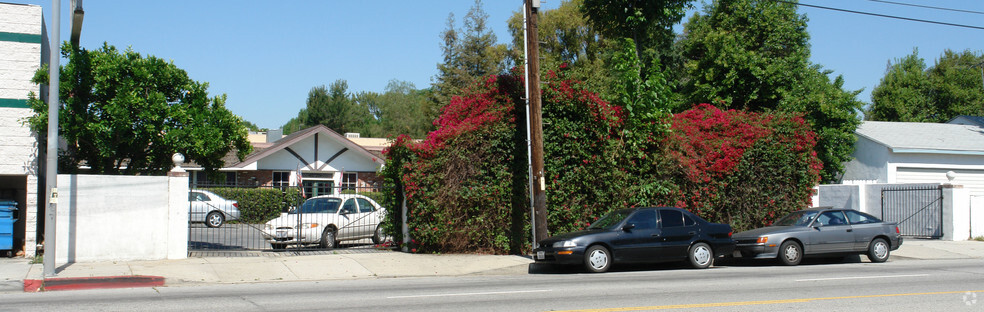 8719 Lindley Ave, Northridge, CA en alquiler - Foto del edificio - Imagen 2 de 2