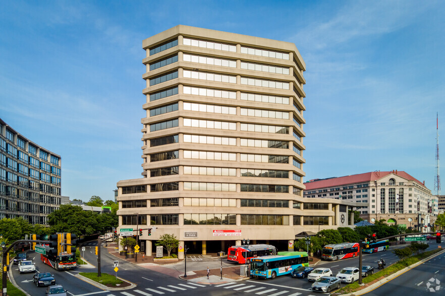 2 Wisconsin Cir, Chevy Chase, MD en alquiler - Foto del edificio - Imagen 2 de 11