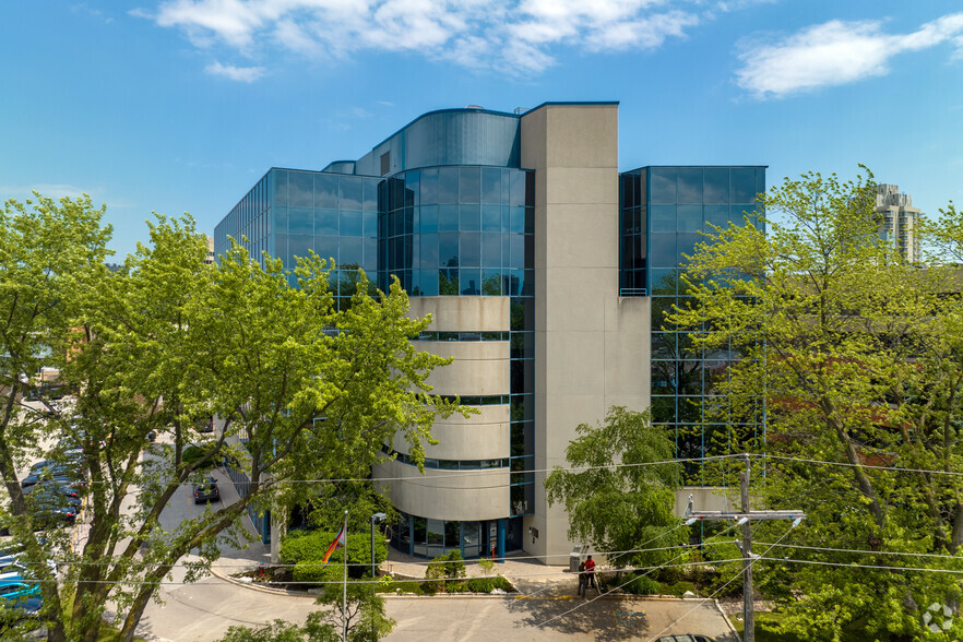 41 Valleybrook Dr, Toronto, ON en alquiler - Foto del edificio - Imagen 1 de 4