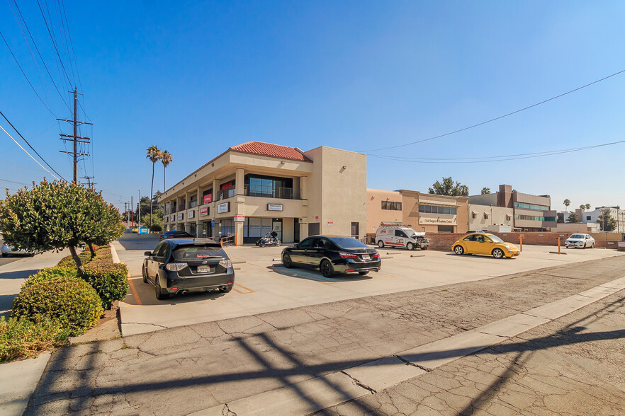 22156 Sherman Way, Canoga Park, CA en alquiler - Foto del edificio - Imagen 2 de 13