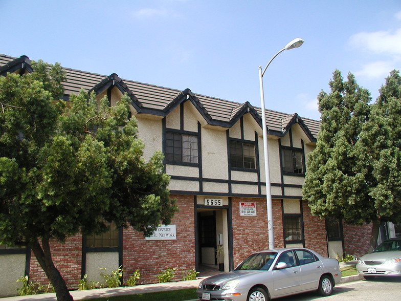 5665 Whitnall Hwy, North Hollywood, CA en alquiler - Foto principal - Imagen 1 de 1