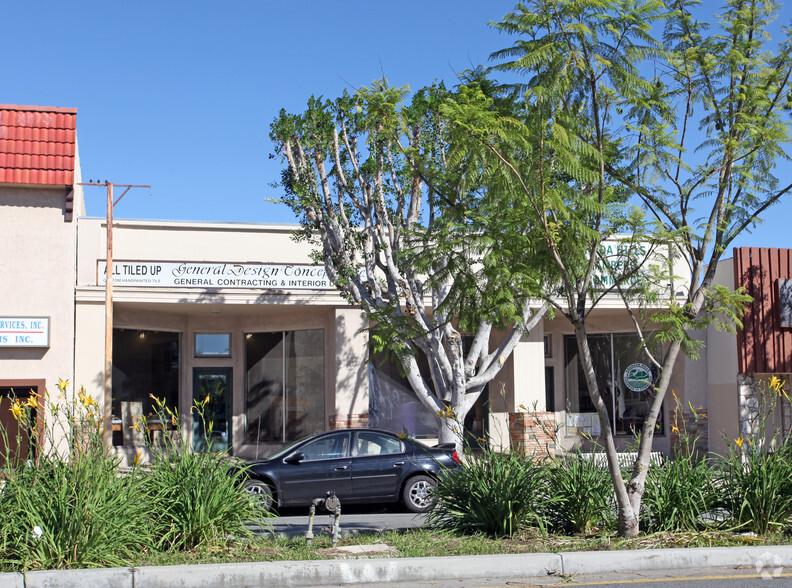 17723-17725 Chatsworth St, Granada Hills, CA en alquiler - Foto del edificio - Imagen 2 de 5