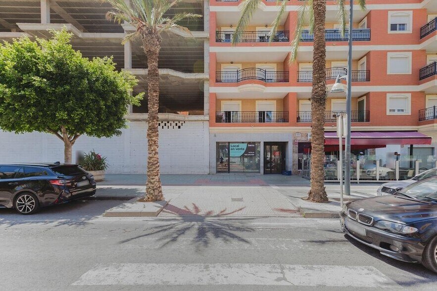 Local en Almería en venta - Foto del edificio - Imagen 3 de 19
