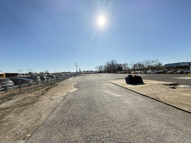 1911 E Brooks Rd, Memphis, TN en alquiler - Foto del edificio - Imagen 3 de 4