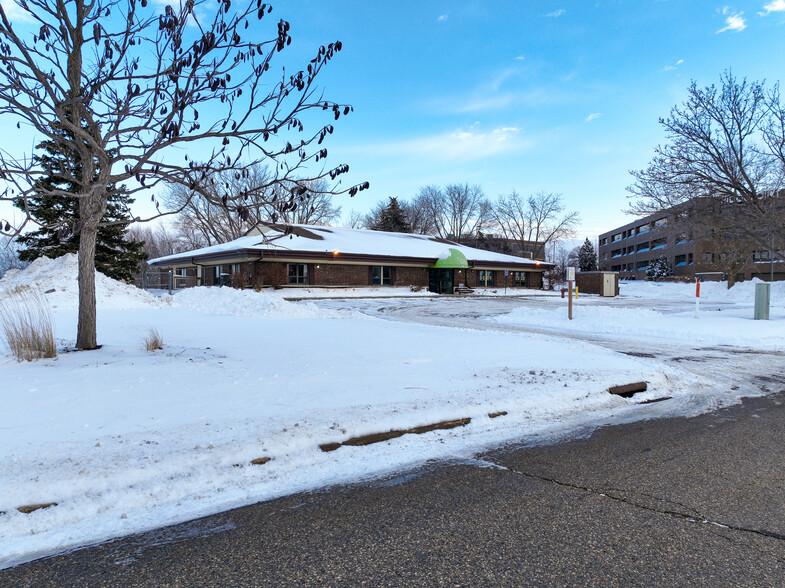 100 Cobblestone Ln, Burnsville, MN en venta - Foto del edificio - Imagen 2 de 5