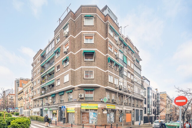 Más detalles de Calle de Pilar de Zaragoza, 34, Madrid - Edificio residencial​ en venta