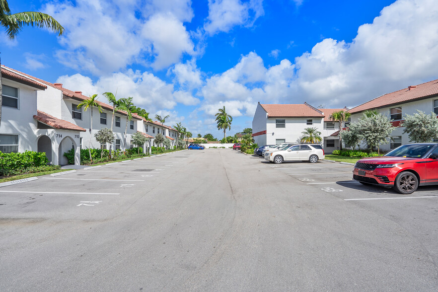 700-728 SW 81st Ter, North Lauderdale, FL en venta - Foto del edificio - Imagen 2 de 67