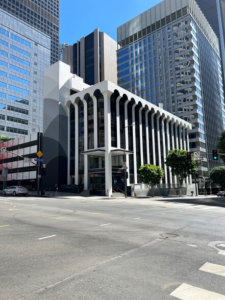 835 Wilshire Blvd, Los Angeles, CA en alquiler - Foto del edificio - Imagen 2 de 5