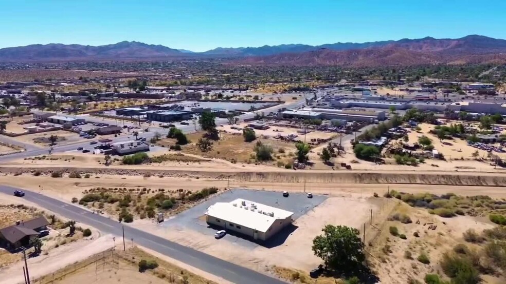 57173 Sunnyslope Dr, Yucca Valley, CA en venta - Vídeo de anuncio comercial - Imagen 2 de 47