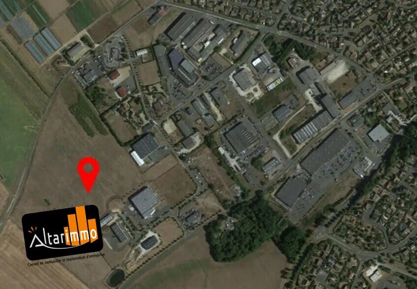 Terreno en Pierres en venta - Vista aérea - Imagen 2 de 3