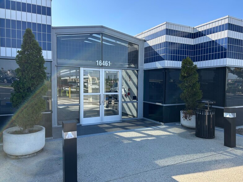 16461 Sherman Way, Van Nuys, CA en alquiler - Foto del edificio - Imagen 2 de 9