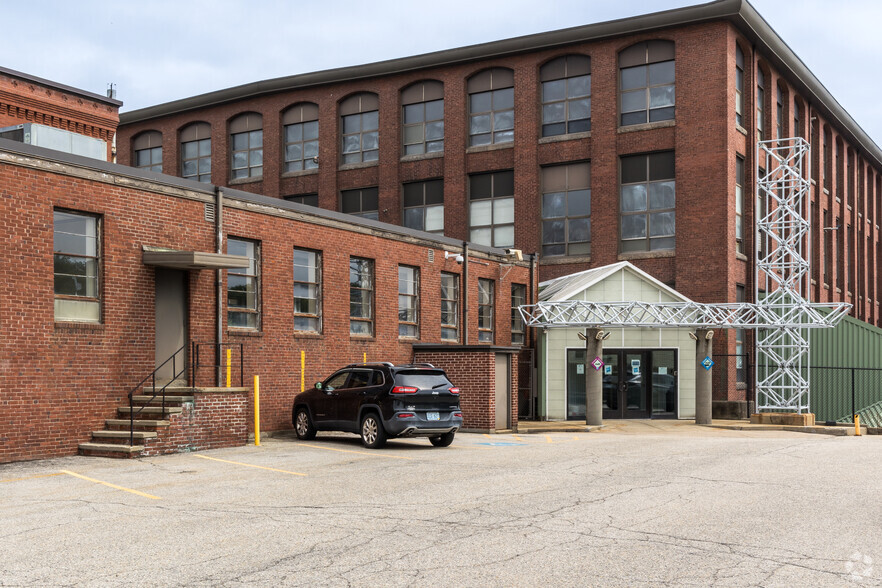 1033 Broad St, Central Falls, RI en alquiler - Foto del edificio - Imagen 2 de 5