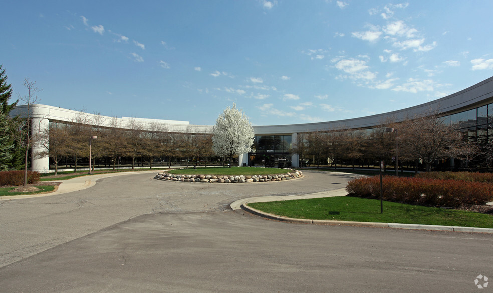 31700 Middlebelt Rd, Farmington Hills, MI en alquiler - Foto del edificio - Imagen 1 de 11