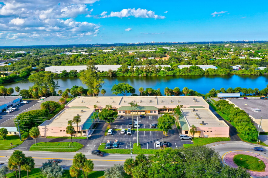 3825 Investment Ln, West Palm Beach, FL en alquiler - Foto del edificio - Imagen 1 de 14