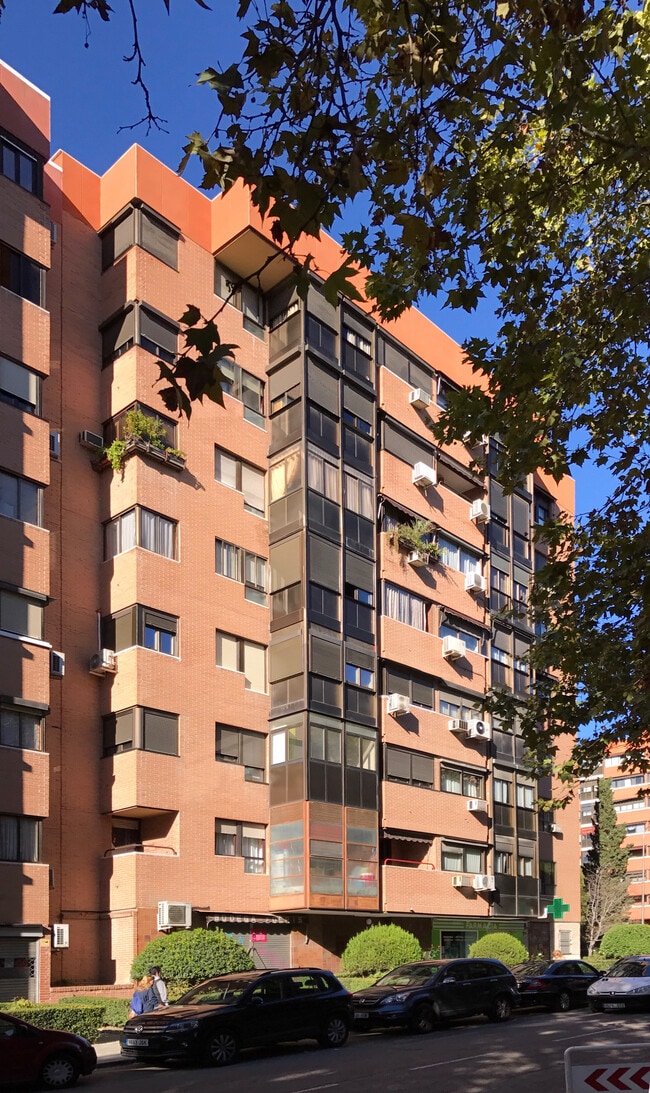 Más detalles de Calle de Puerto Serrano, 3, Madrid - Edificio residencial​ en venta